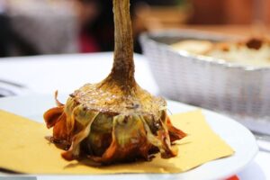 La Cucina Romana: Un Viaggio nel Tempo tra Banchetti e Sapori Antichi